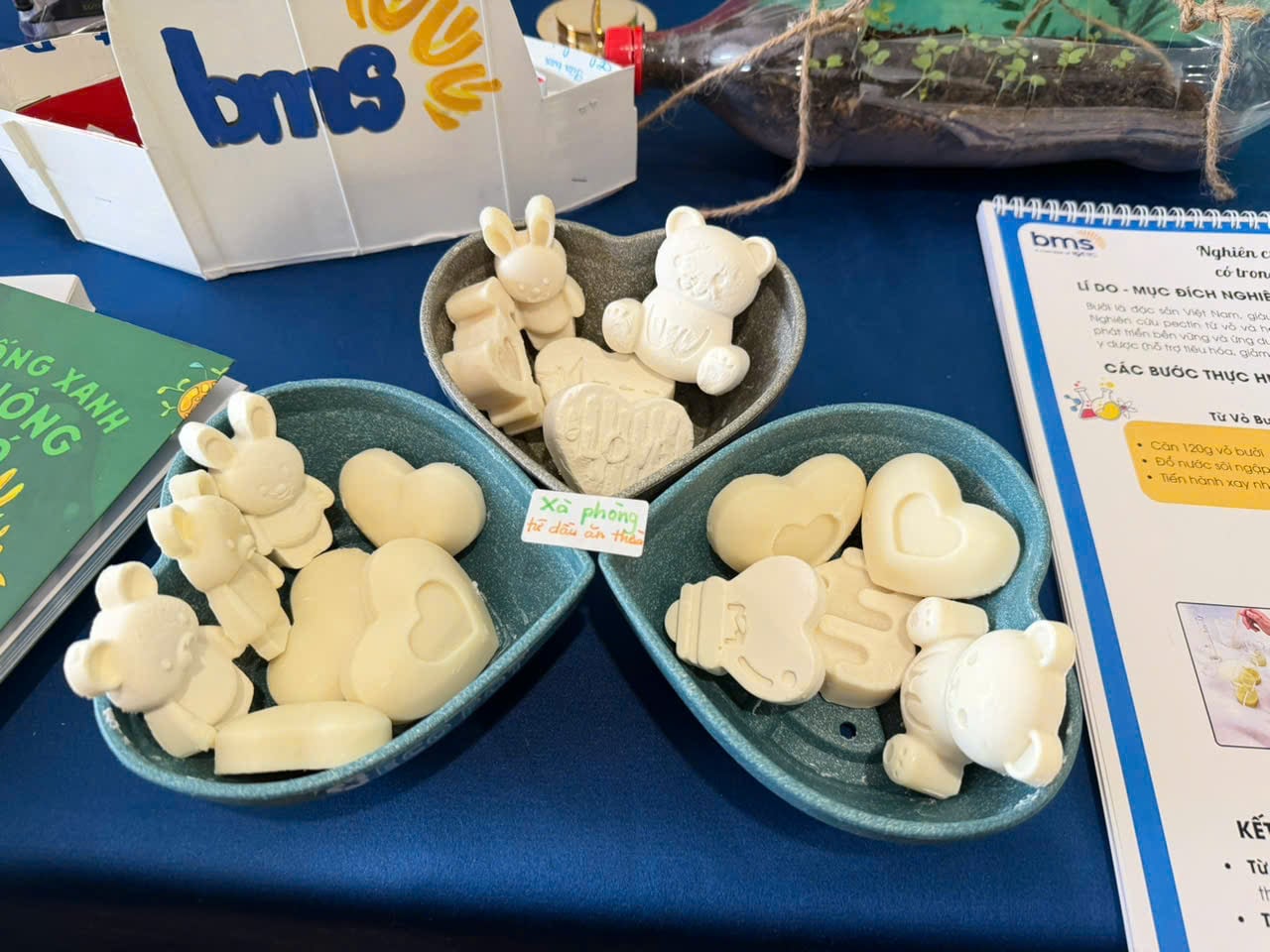 Xà phòng với nhiều hình ngộ nghĩnh được sản xuất từ dầu ăn thừa là một trong những sản phẩm tái chế độc đáo của Câu lạc bộ Eco, Trường THCS - THPT Ban Mai (phường Kiến Hưng, TP Hà Nội). Ảnh: Mai Đan.08:58/-heart/-heart/-strong/-heart:>:o:-((:-h