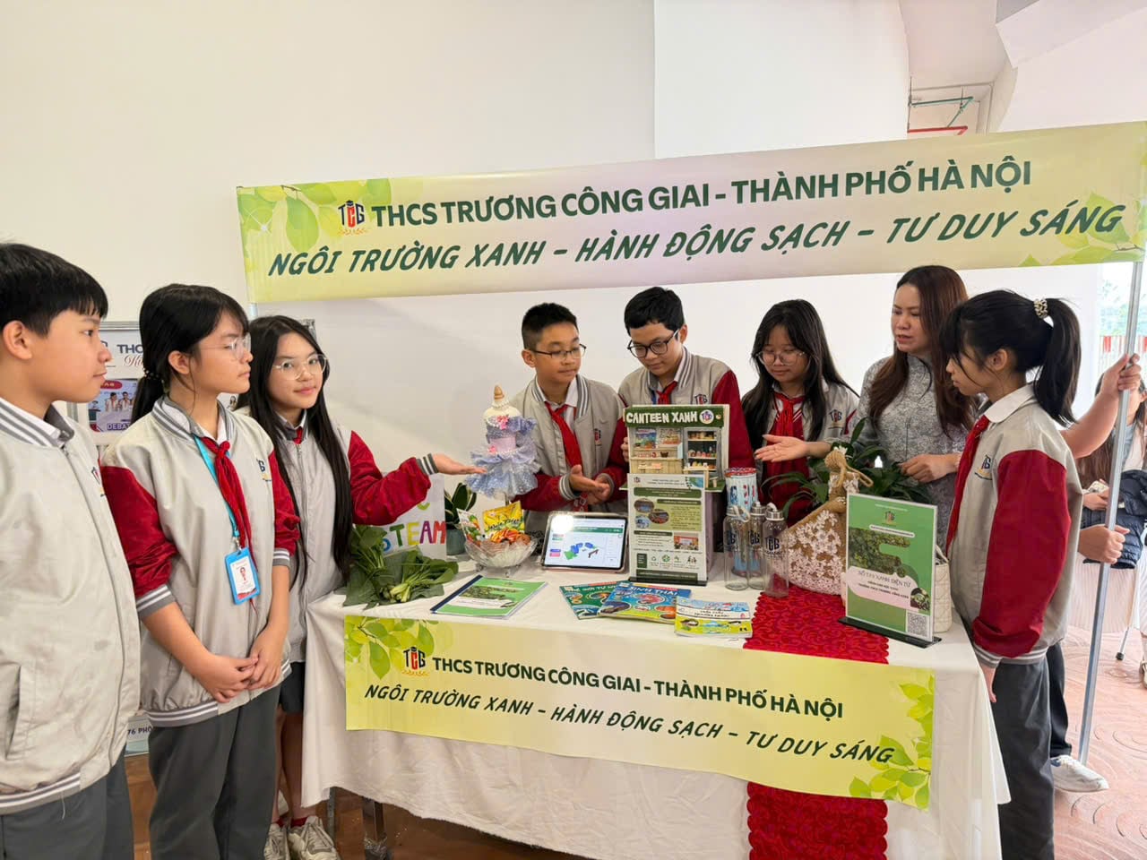 Bà Dương Thị Minh Thắm, Phó Hiệu trưởng Trường THCS Trương Công Giai (phường Cầu Giấy, TP. Hà Nội) cùng học sinh chia sẻ sáng kiến giảm rác thải nhựa. Ảnh: Mai Đan.08:28/-strong/-strong/-strong/-heart:>:o:-((:-h