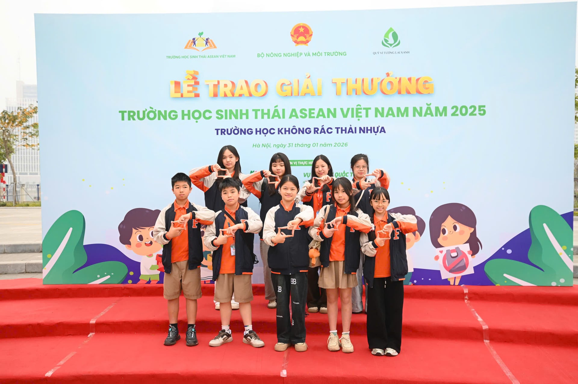 hon-800-dai-bieu-du-truc-tiep-le-trao-giai-thuong-truong-hoc-sinh-thai-asean-083325_5