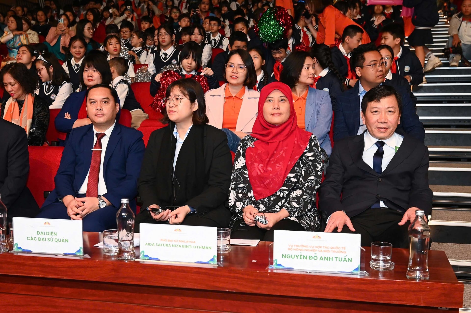 Các đại biểu tham dự tại đầu cầu trực tiếp của Lễ trao giải.