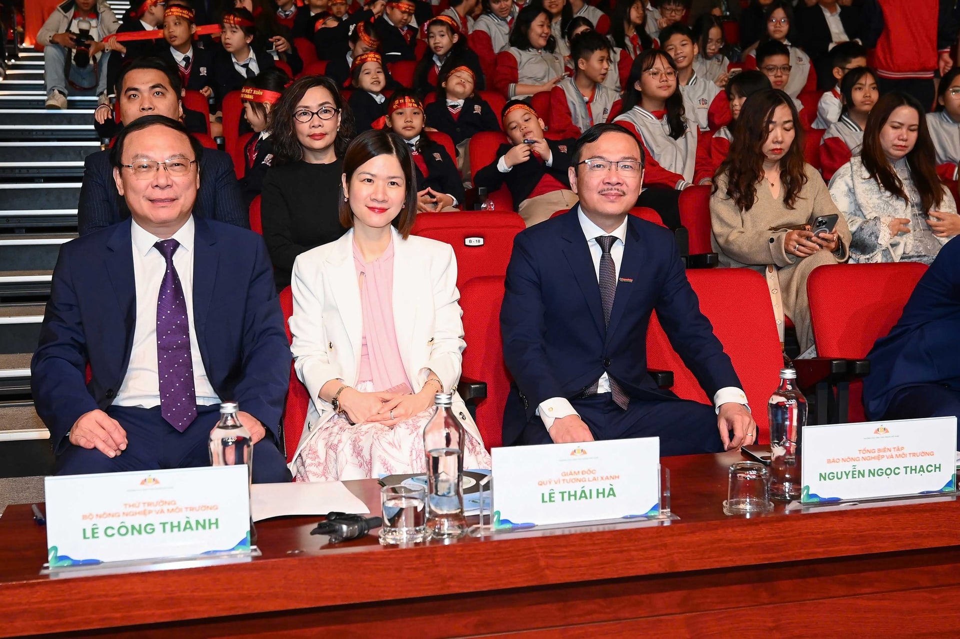 Thứ trưởng Lê Công Thành cùng Giám đốc Quỹ Vì tương lai xanh Lê Thái Hà, Tổng Biên tập Báo Nông nghiệp và Môi trường Nguyễn Ngọc Thạch chăm chú theo dõi Lễ trao giải.