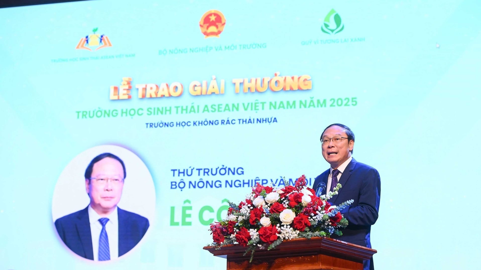 Thứ trưởng Lê Công Thành đặc biệt nhấn mạnh vai trò của học sinh - những chủ nhân tương lai của đất nước trong việc trực tiếp tham gia, khởi xướng và lan tỏa các hành động bảo vệ môi trường.