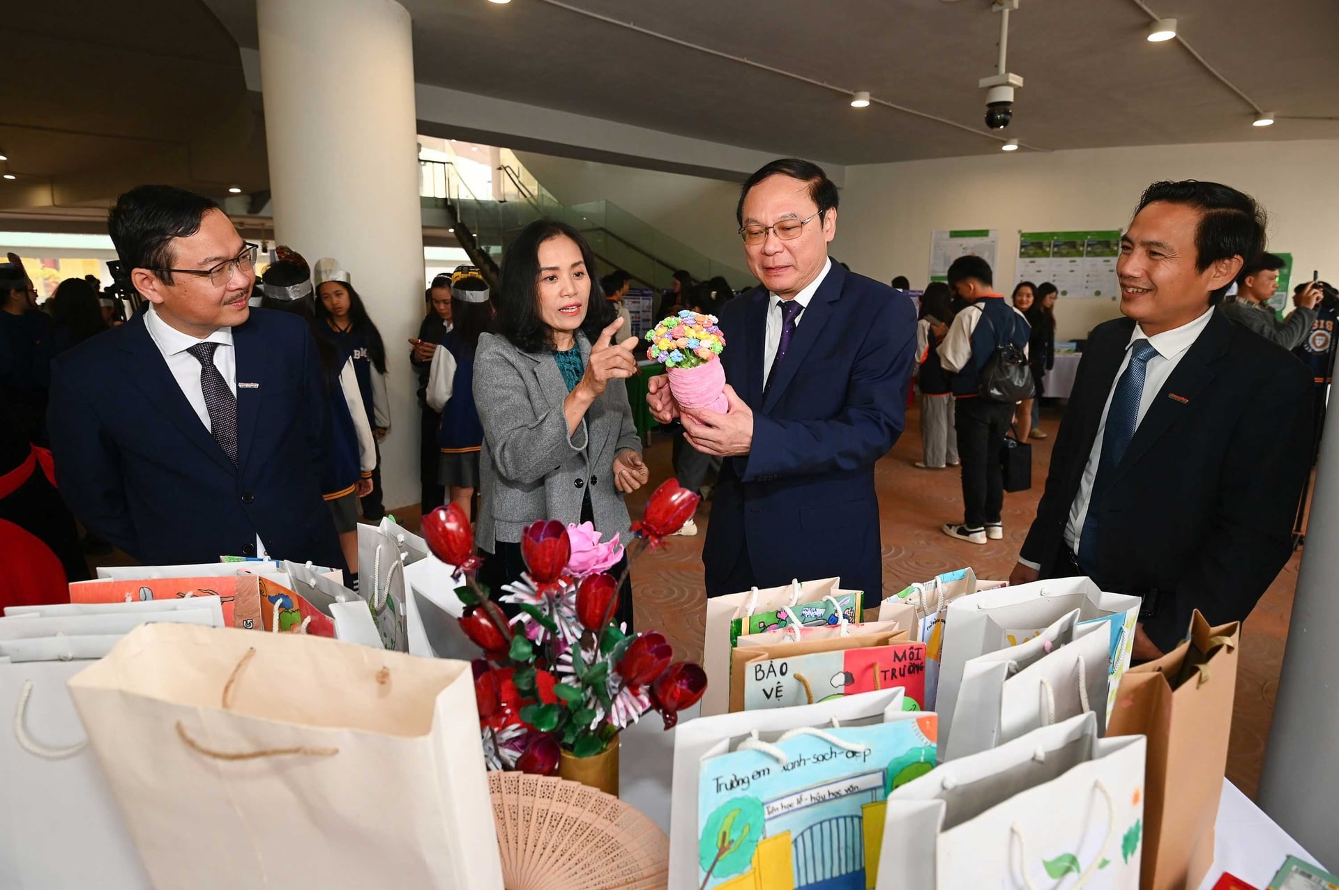 Thứ trưởng Lê Công Thành (thứ ba từ trái sang) cùng Tổng Biên tập Báo Nông nghiệp và Môi trường Nguyễn Ngọc Thạch (đầu tiên bên trái) và Phó Tổng Biên tập Báo Nông nghiệp và Môi trường Vũ Minh Việt (ngoài cùng bên phải) thăm gian trưng bày mô hình của các đơn vị đoạt giải.